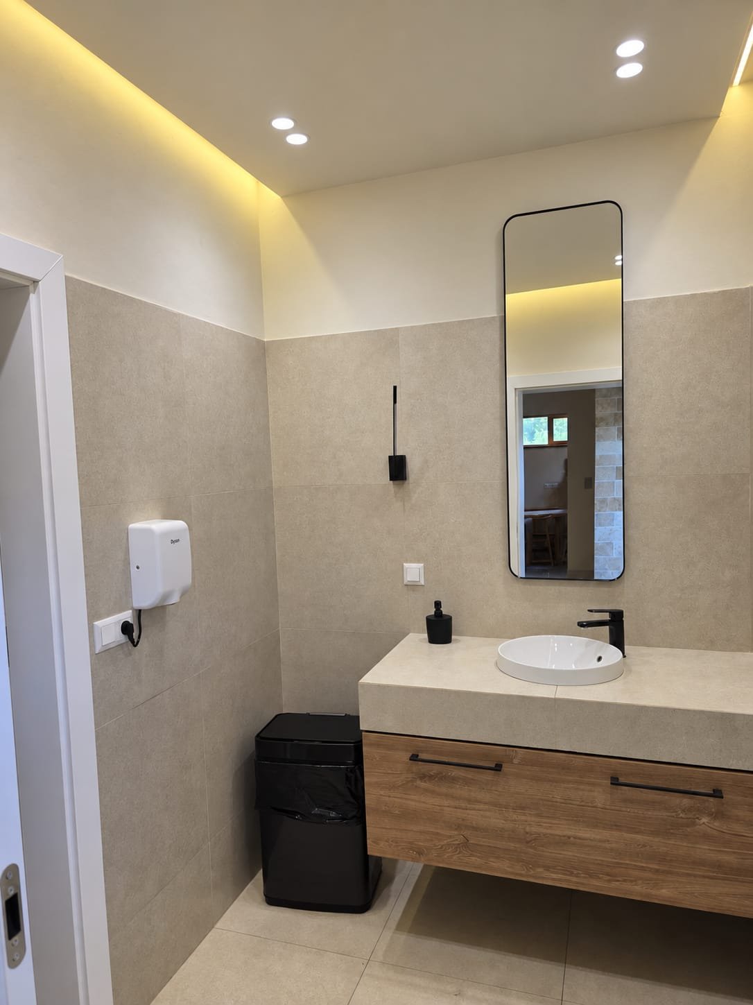 Baie modernă la Cabana Marama, cu lavoar pe blat, oglindă înaltă și iluminat ambiental