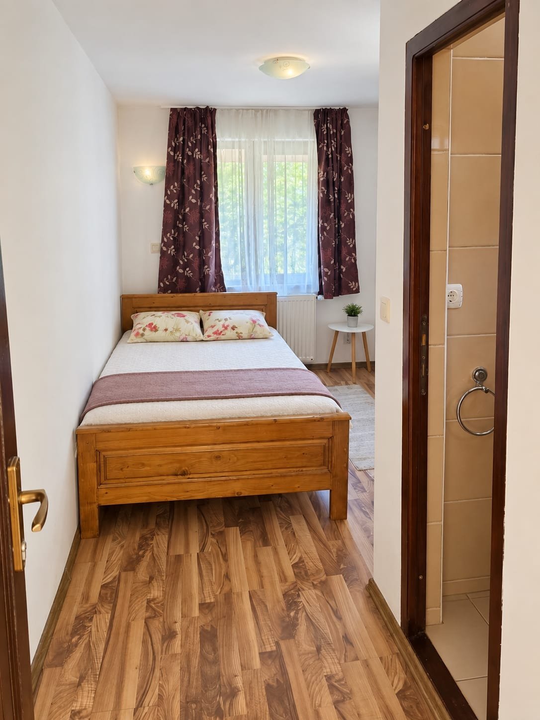 Dormitor cu baie proprie alăturată la Cabana Marama